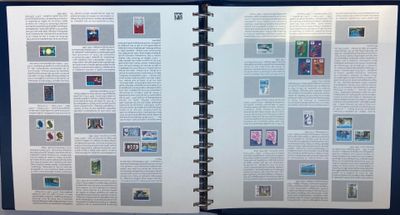 deux pages d'un livre ouvertes sur une table