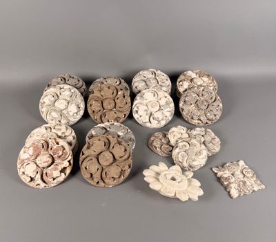 Lot de 26 ornements en plâtre, principalement de roses. - Photo 1