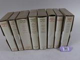 plusieurs livres sont empilés sur une table