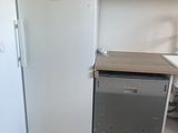 un réfrigérateur et un lave-vaisselle dans une petite cuisine