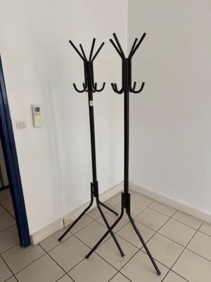 deux porte-manteaux noirs dans un coin de la pièce