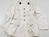 une image représentant une veste blanche sur fond blanc