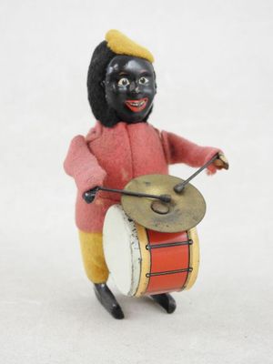 figurine représentant une femme avec un tambour et un chapeau jaune