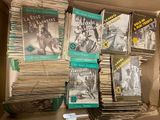 beaucoup de livres dans une boîte sur la table