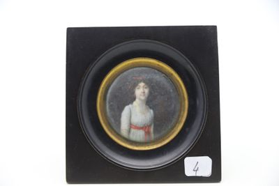 tableau représentant une femme en robe blanche, dans un cadre noir