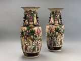 deux vases décorés de fleurs