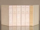 plusieurs livres sont empilés sur une table