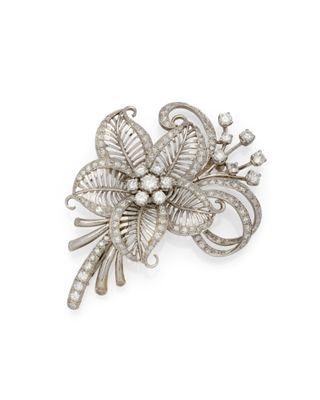une broche en forme de fleur, ornée de diamants et de perles