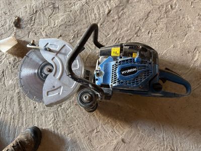 une petite machine posée par terre à côté d'une personne