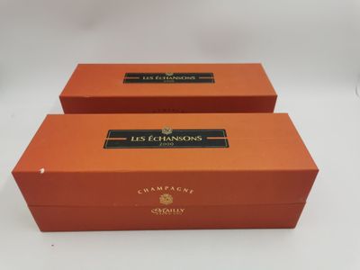 une paire de boîtes orange portant une étiquette noire
