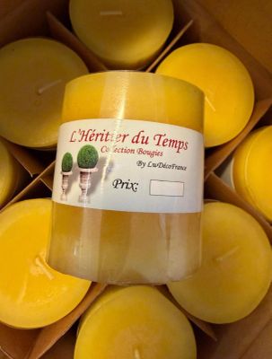 des bougies jaunes dans une boîte sur laquelle sont apposées des étiquettes