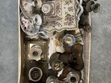 une boîte remplie d'objets divers posée par terre