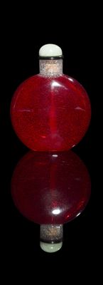 une image représentant une bouteille en verre rouge munie d'un bouchon en liège