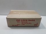 une boîte de sachets à fermeture zip posée sur une table