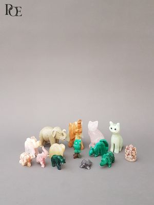 beaucoup de petits animaux en peluche posés sur la table