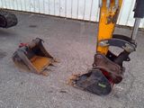 a picture of a couple of tools that are sitting on the ground
