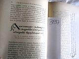 une personne tenant un livre ouvert à une page