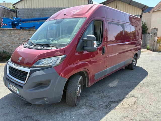 Véhicule utilitaire PEUGEOT Boxer immatriculé DW-685-QF, 1ère mis...