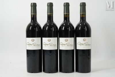 trois bouteilles de vin sont alignées sur une surface blanche