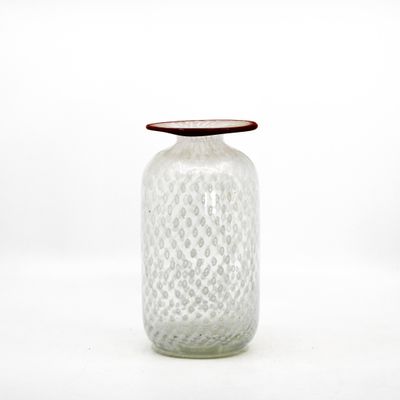 un vase en verre avec un couvercle en bois sur fond blanc
