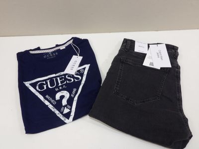un jean Guess orné du logo Guess