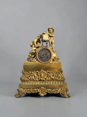 une horloge en or posée sur une table