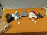 une table sur laquelle sont posés plusieurs chapeaux et d'autres objets