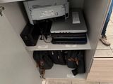 un ordinateur portable et un ordinateur portable posés sur une étagère