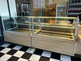 une vitrine en verre dans un restaurant au sol en damier