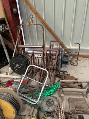 un tas d'objets divers éparpillés sur le sol d'un garage