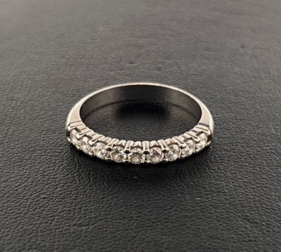 Demi-alliance en or gris 750 millièmes sertie de neuf diaman…