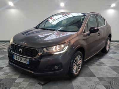 la voiture grise est garée sur un sol en damier dans le garage
