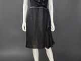 une robe noire à volants et avec une ceinture, sur un mannequin, mannequin, mannequin, mannequin, mannequin, mannequin, manne