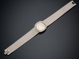 une montre-bracelet pour femme dotée d'un fermoir serti de diamants