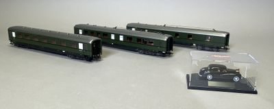 trois trains miniatures posés les uns à côté des autres sur une table