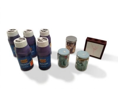plusieurs pots de peinture et un cadre photo sur la table