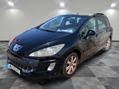 la voiture noire est garée sur un sol en damier dans le garage