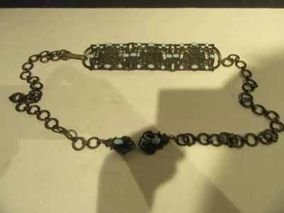 un collier et un bracelet exposés dans une vitrine