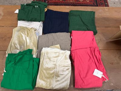 de nombreux pantalons étalés par terre
