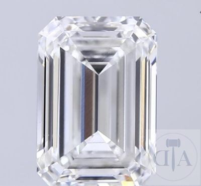 un diamant taille émeraude sur fond blanc