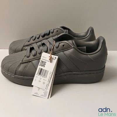 Baskets adidas Superstar en cuir, couleur grise, avec étiquette de prix