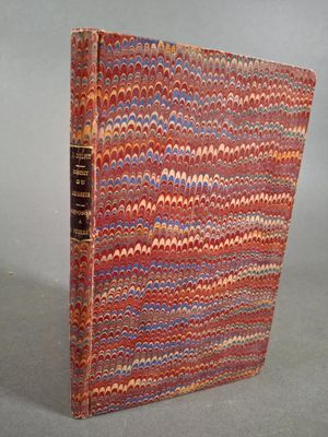 un livre à la couverture rouge, bleue et orange posé sur une table
