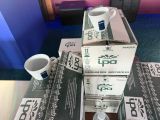 plusieurs boîtes empilées sur une table