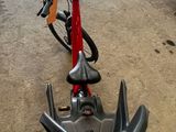 un scooter rouge et noir garé dans un garage