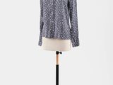 une chemise pour femme posée sur un mannequin, sur fond blanc
