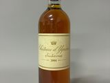 une bouteille de vin avec un bouchon doré et une étiquette sur fond blanc