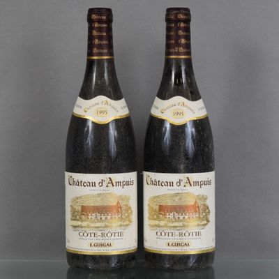 deux bouteilles de vin posées sur une table l'une à côté de l'autre