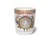 un gros plan d'une tasse sur laquelle figure l'image d'une femme