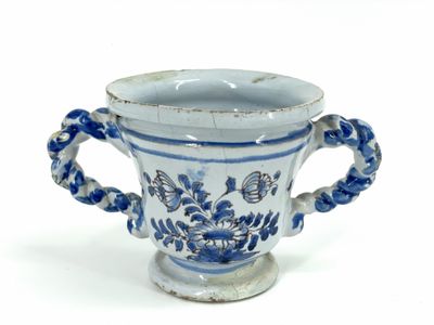 un vase bleu et blanc muni d'anses, sur un fond blanc