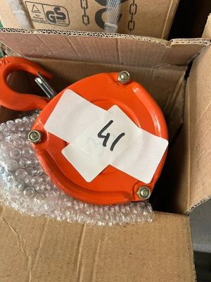 une boîte contenant une paire de ciseaux